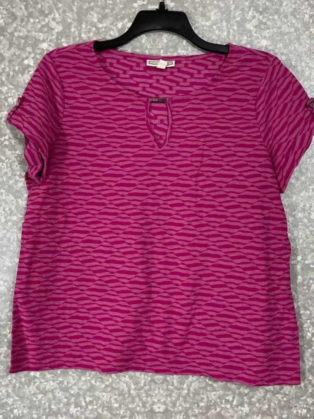 Short-Sleeve Textured Keyhole Tee in Fuchsia